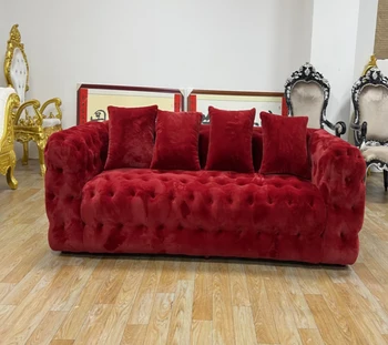 מותאם אישית על הספה האדומה על בית מודרני בסלון במלונות