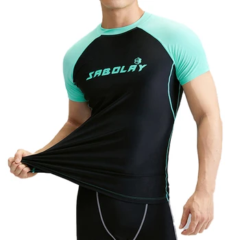 חדש לגברים שרוול קצר חולצה פיצול בגדי ים העליון UPF50+הגנה מהשמש וייבוש מהיר חוף גלישה המים העליונה ספורט בגדי ים 2023