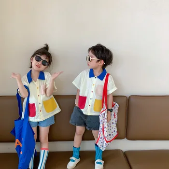 ילדים 2023 חולצת הקיץ של בנים וגם של בנות קוריאני מהדורה צבע בלוק בכיס החולצה של הילדים אופנה העליונה.