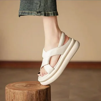 נשים סנדלים 2023 חדש בוהן פתוח לחצות רצועה עבה תחתית שטוחה, תחתונה נשית נעלי קיץ אופנה מזדמן נשים סנדלי נעליים