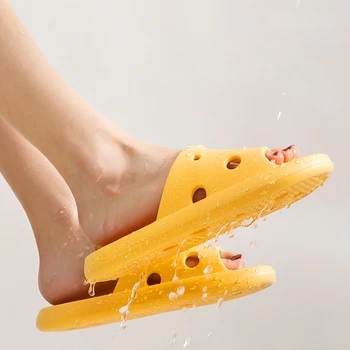 נשים בשירותים הבית גבינה נעלי בית קל משקל מים דולפים החוף פליפ פלופ החלקה בריכת שחייה אקווה נעליים
