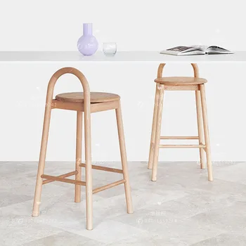 נורדי מעץ מלא כיסאות הבר במטבח בר כסאות משענת גב גבוהה צואה פשוטה עיצוב יצירתי מול כיסאות הבר הסלון